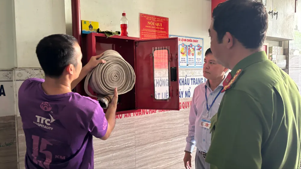 Kiểm tra thiết bị chữa cháy tại nhà trọ sinh viên ở phường Đông Hòa
