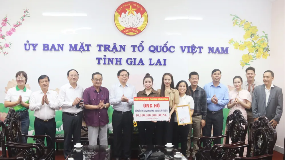 Trao 10 tỷ đồng giúp người dân Gia Lai khắc phục hậu quả bão số 13