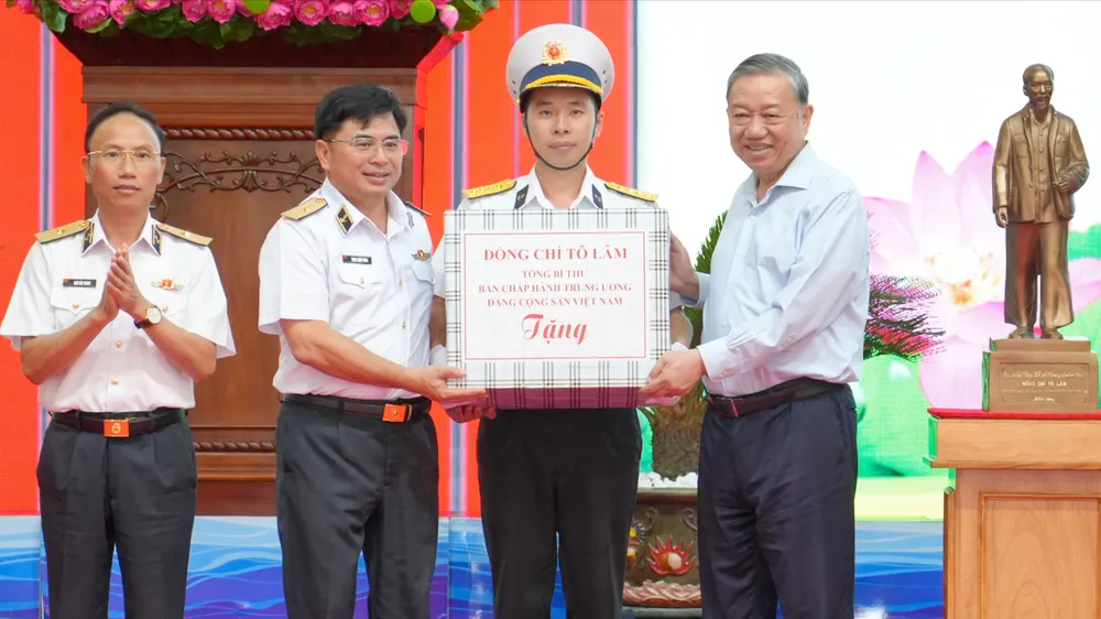 Tổng Bí thư Tô Lâm tặng quà cho cán bộ, chiến sĩ Vùng 5 Hải quân