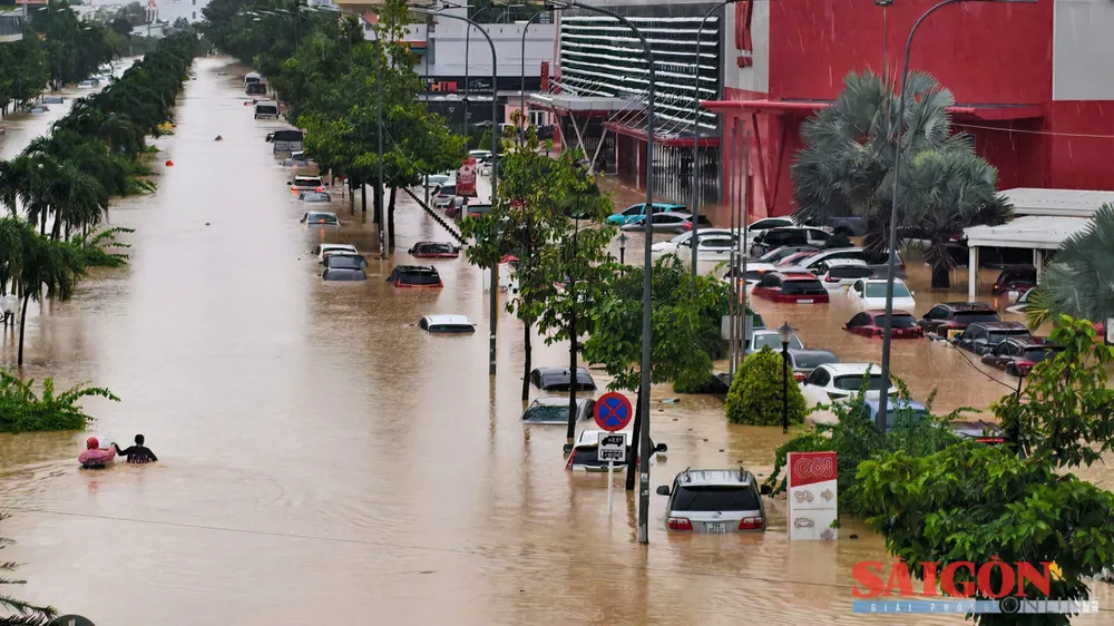 Nước lũ nhấn chìm cửa ngõ phía Tây Nha Trang