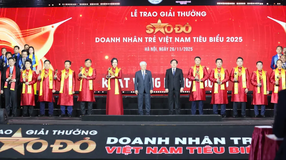 Phó Chủ tịch Thường trực Quốc hội Đỗ Văn Chiến trao Giải thưởng Sao Đỏ cho 10 doanh nhân trẻ tiêu biểu nhất năm 2025