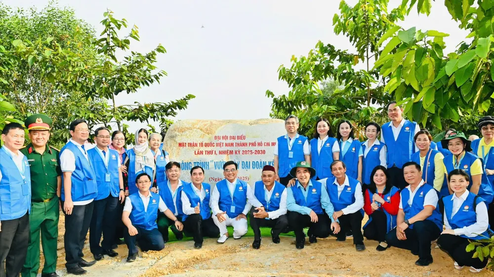 500 đại biểu chung tay trồng “Vườn cây Đại đoàn kết” 