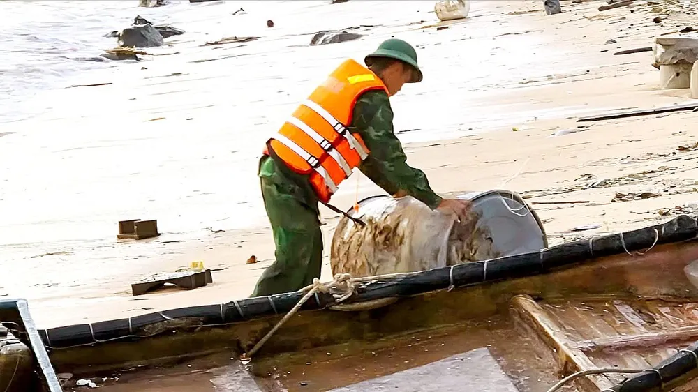 Bão số 15 chưa vào bờ đã gây thiệt hại