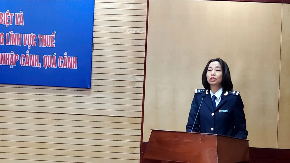 Bà Nguyễn Thị Khánh Huyền, Ban Nghiệp vụ thuế hải quan (Cục Hải quan) thông tin tại buổi họp báo. Ảnh: HÀ NGUYỄN