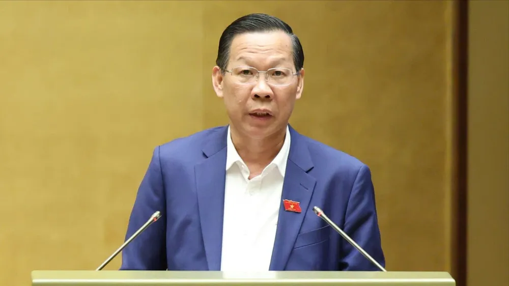 Chủ nhiệm Ủy ban Kinh tế và Tài chính của Quốc hội Phan Văn Mãi trình bày báo cáo thẩm tra. Ảnh: QUANG PHÚC