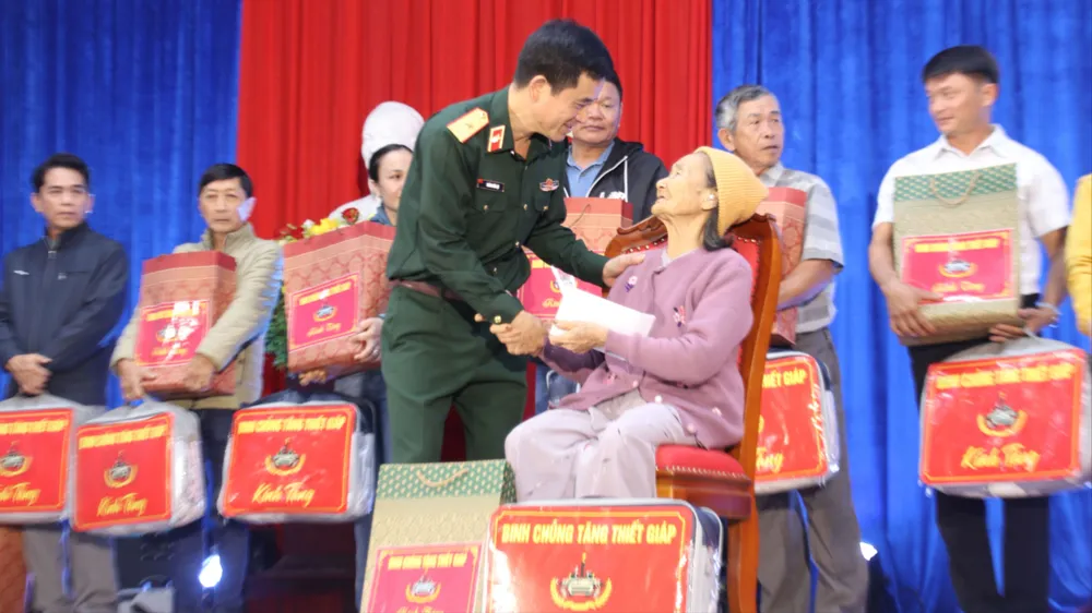 Binh chủng Tăng thiết giáp nhận phụng dưỡng 11 Mẹ Việt Nam Anh hùng 