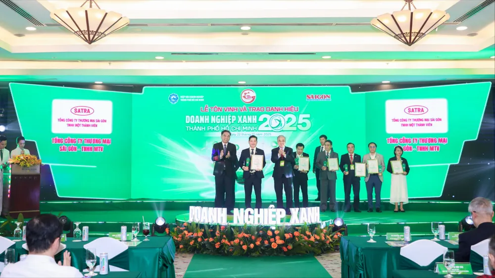 Ông Lâm Quốc Thanh, Tổng Giám đốc SATRA nhận chứng nhận Danh hiệu Doanh nghiệp Xanh năm 2025 do UBND TPHCM trao tặng. Ảnh: HOÀNG HÙNG
