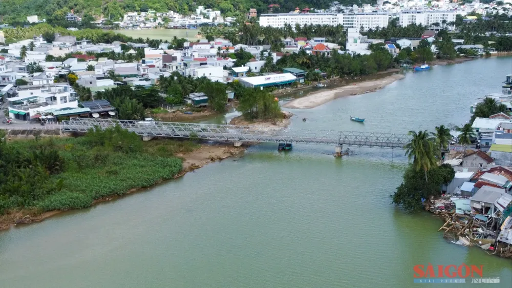 Sửa chữa cầu thép nối hai cồn ở trung tâm Nha Trang