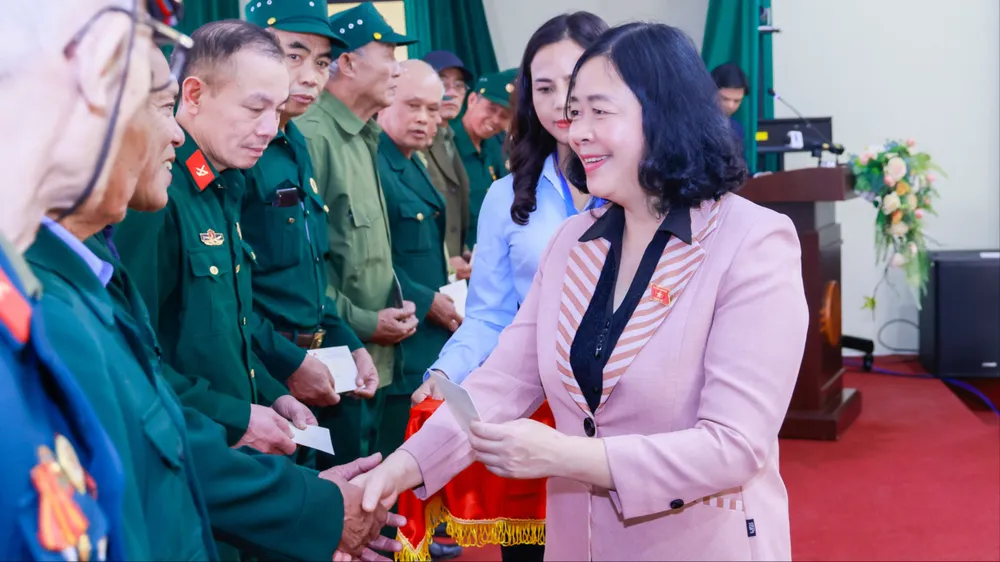 Đồng chí Bùi Thị Minh Hoài, Ủy viên Bộ Chính trị, Bí thư Trung ương Đảng, Chủ tịch Ủy ban Trung ương MTTQ Việt Nam tặng quà cho cựu chiến binh Hà Nội
