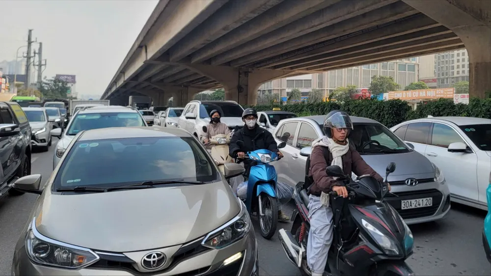 Hà Nội: Nhiều tuyến đường ùn tắc, bến xe đông đúc