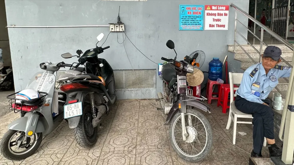 Xe điện đang sạc pin tại chung cư Tín Phong (phường Đông Hưng Thuận, TPHCM). Ảnh: THANH HIỀN