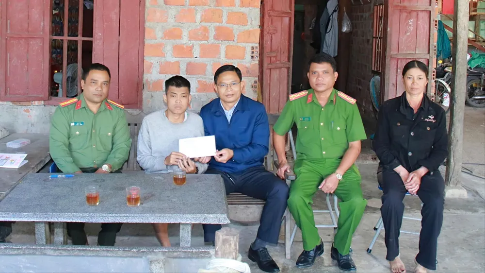 Gia Lai: Trao tiền hỗ trợ cho bệnh nhân suy thận giai đoạn cuối