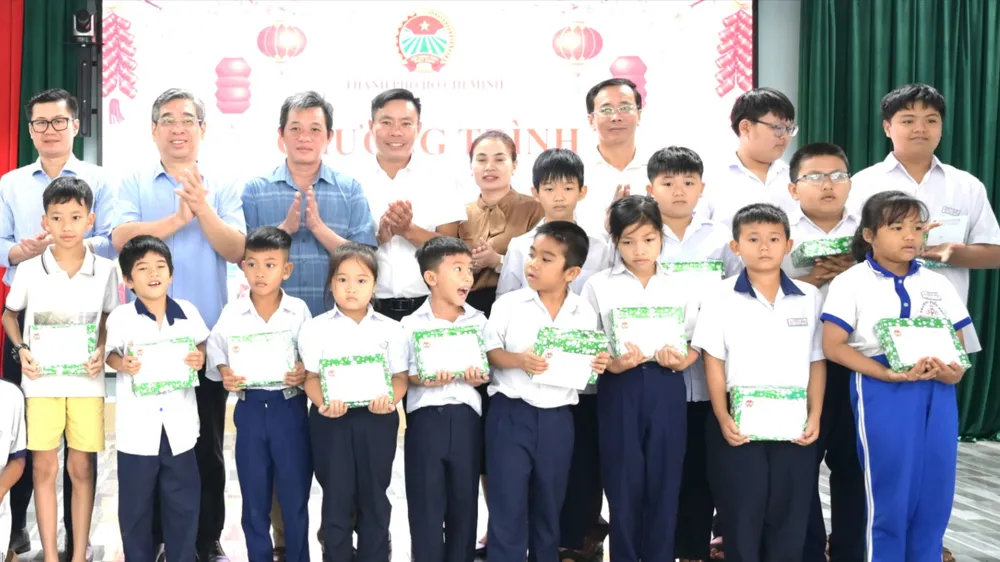 Chăm lo con em hội viên nông dân có hoàn cảnh khó khăn