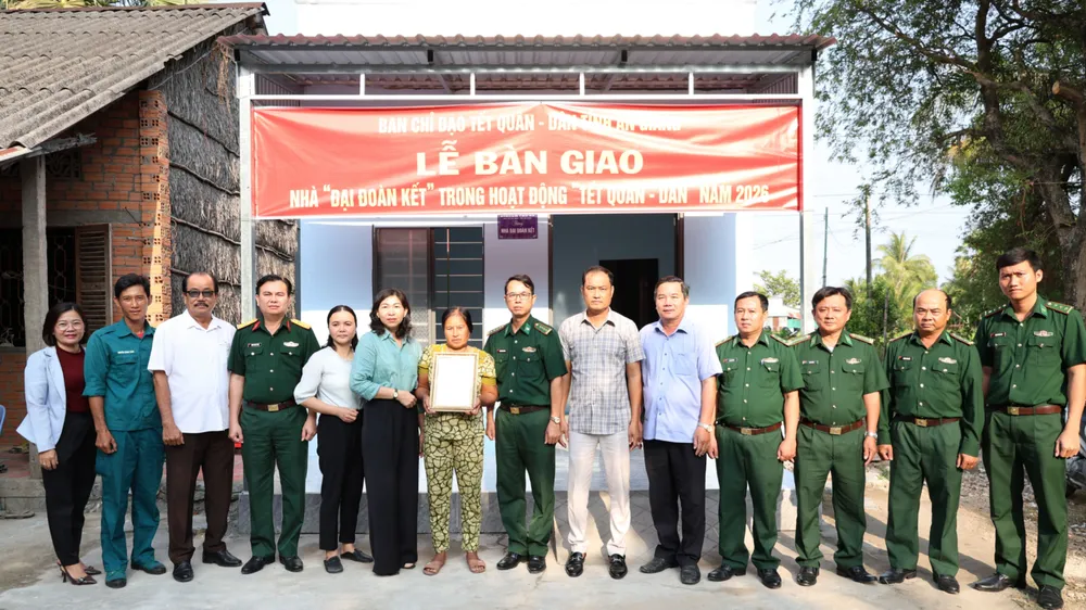 Các đại biểu bàn giao nhà cho bà Danh Thị Đa