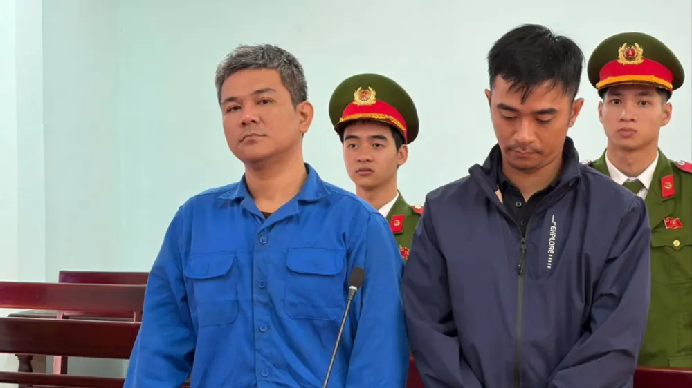 Bị cáo Châu và Tiến tại phiên tòa