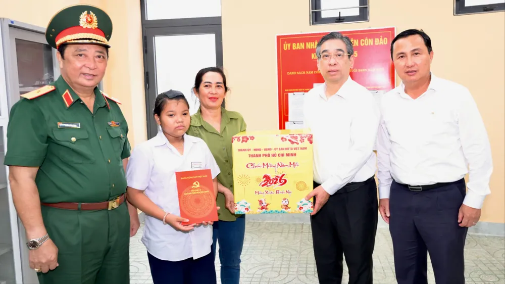 Lãnh đạo TPHCM thăm, tặng quà tết tại đặc khu Côn Đảo