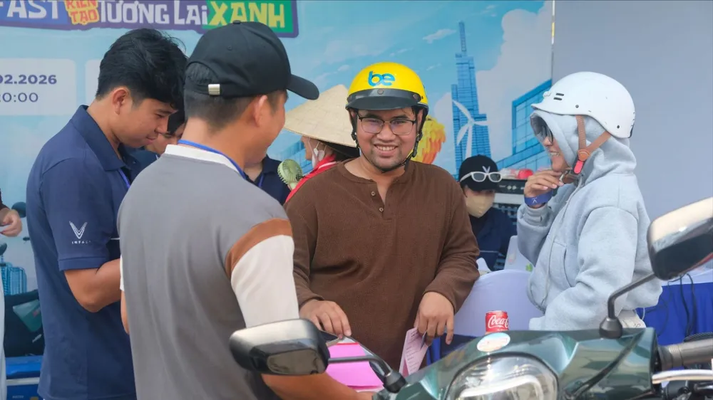 Khách hàng mang 2 xe xăng đổi lấy xe điện VinFast về đi tết