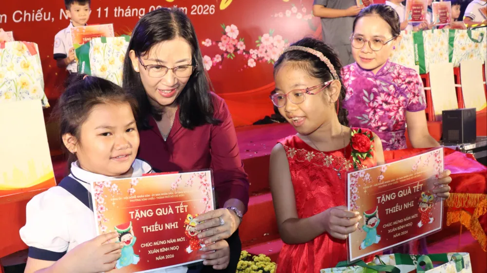 Trao quà chăm lo thiếu nhi hoàn cảnh khó khăn tại phường Xóm Chiếu