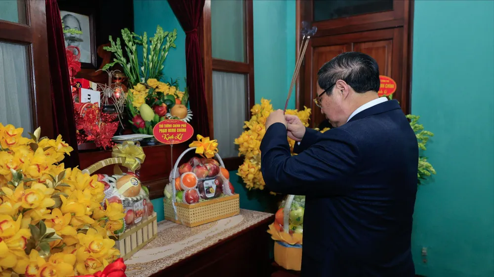 Thủ tướng Phạm Minh Chính dâng hương tưởng nhớ Chủ tịch Hồ Chí Minh và các bậc tiền nhân