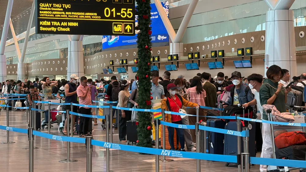 Sản lượng khai thác tại sân bay Tân Sơn Nhất duy trì ở mức cao. Ảnh: QUỐC HÙNG