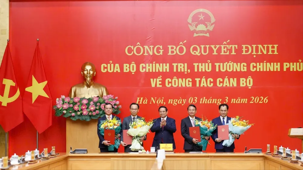 Thủ tướng Phạm Minh Chính chủ trì lễ công bố quyết định của Bộ Chính trị, Thủ tướng Chính phủ về công tác cán bộ với 5 đồng chí lãnh đạo các bộ, Văn phòng Chính phủ và Phó Bí thư Đảng ủy Chính phủ, chiều 3-3. Ảnh: VIẾT CHUNG