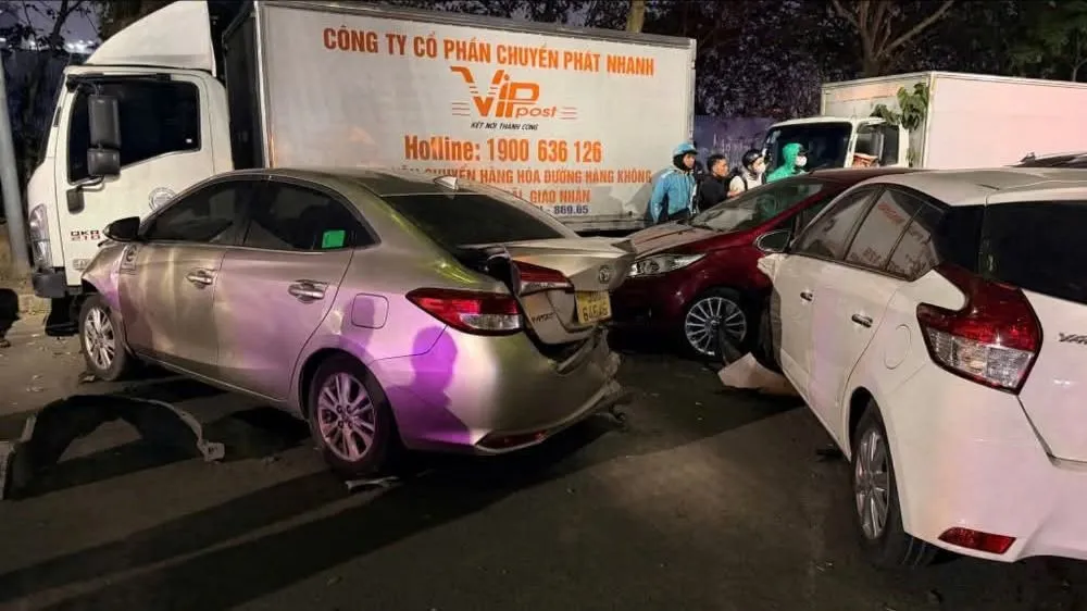 Hà Nội: Ô tô gây tai nạn liên hoàn, nhiều người bị thương