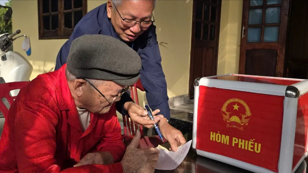 Cử tri miền Trung rộn ràng Ngày hội non sông