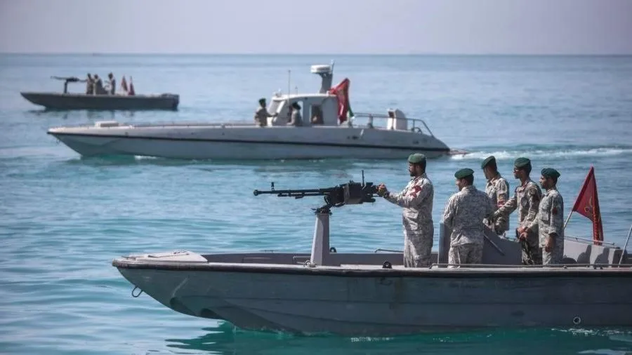 Quân đội Iran tuần tra trên eo biển Hormuz. Ảnh: XINHUA 