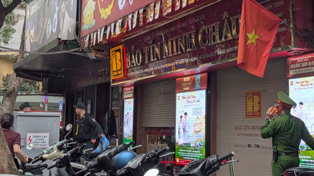 Công an làm việc tại các cửa hàng vàng Bảo Tín Minh Châu ở Hà Nội