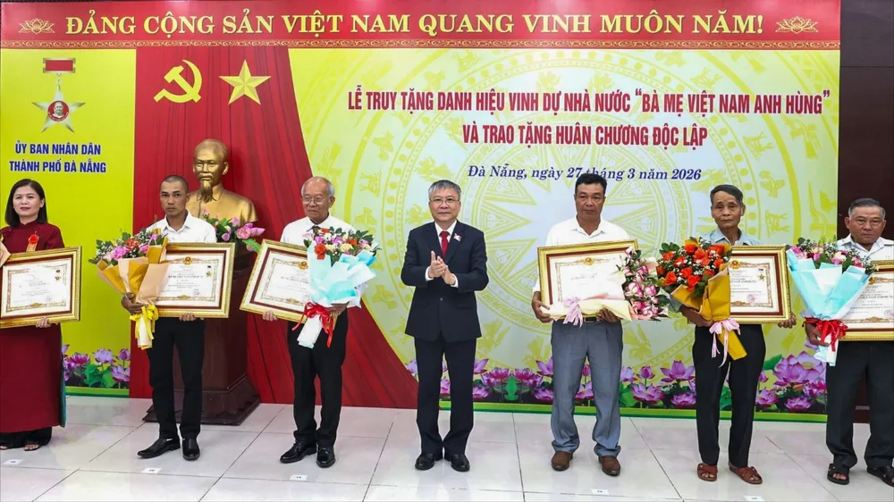 Phó Bí thư Thành ủy, Chủ tịch HĐND TP Đà Nẵng Nguyễn Đức Dũng thừa ủy quyền của Chủ tịch nước trao danh hiệu Bà mẹ Việt Nam anh hùng cho thân nhân các mẹ