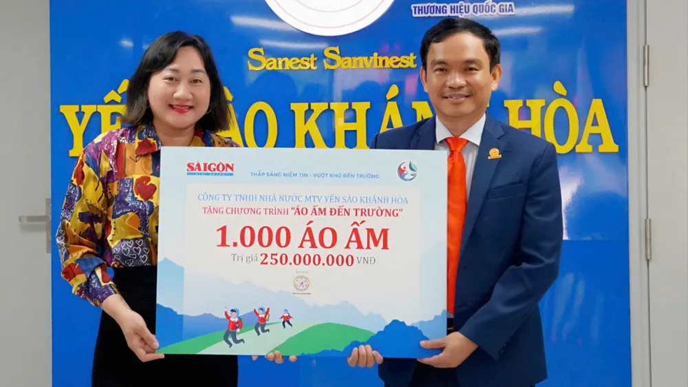Công ty TNHH Yến sào Khánh Hòa trao tặng 1.000 áo ấm cho Chương trình “Áo ấm đến trường” 