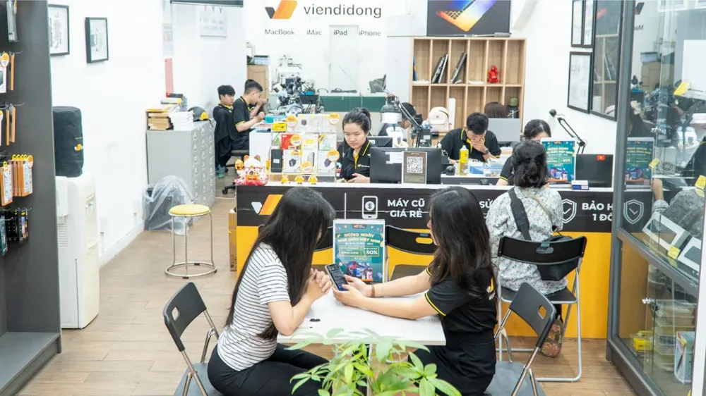 Khách hàng mua sắm tại Viện Di Động
