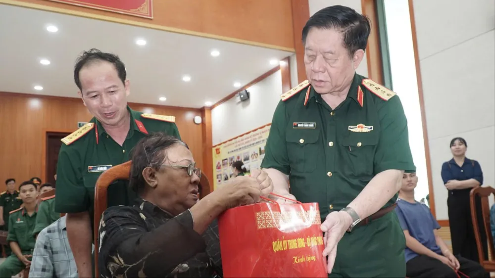 Đại tướng Nguyễn Trọng Nghĩa thăm, tặng quà gia đình chính sách ở Khánh Hòa