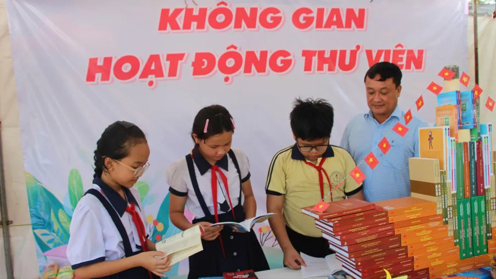 Hàng trăm học sinh, người dân dự Ngày Sách và Văn hóa đọc ở xã Cần Giờ 