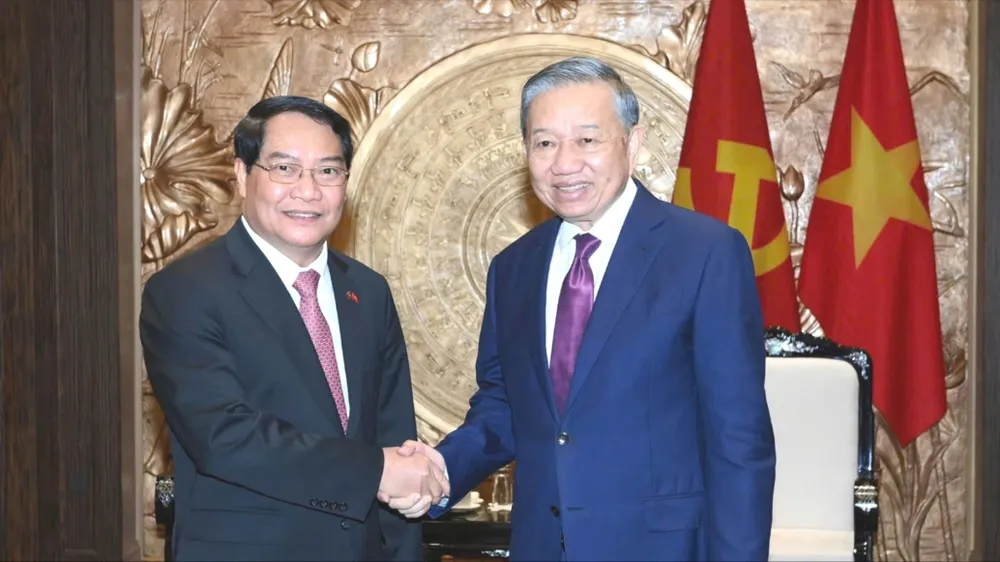 Tổng Bí thư, Chủ tịch nước Tô Lâm và đồng chí Athsaphangthong Siphandone, Bí thư Thành ủy, Chủ tịch Hội đồng nhân dân Thủ đô Viêng Chăn chiều 12-5. Ảnh: VIẾT CHUNG.