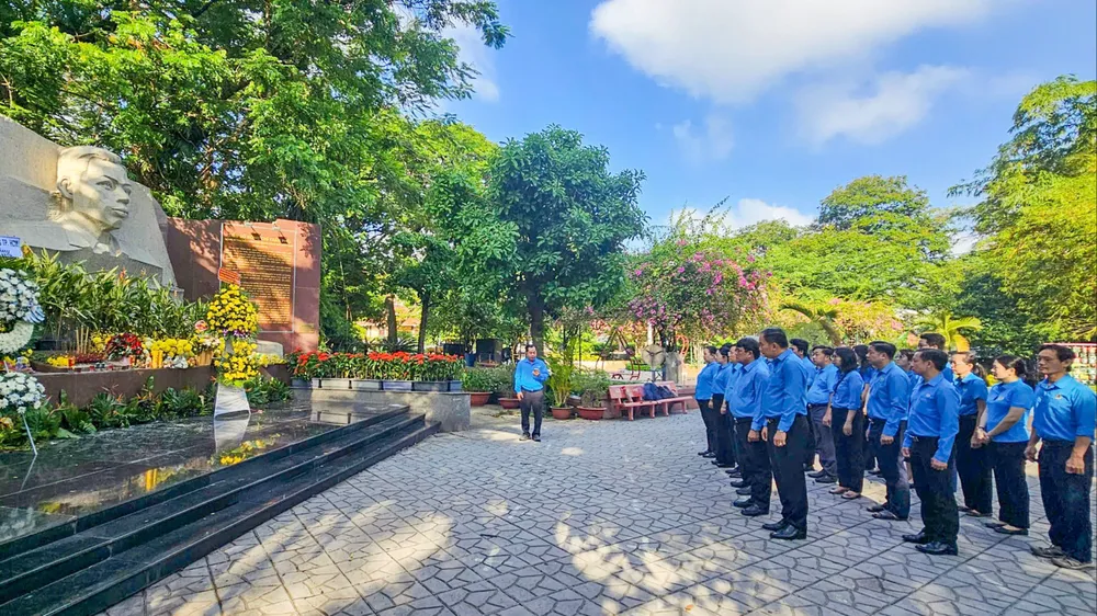 Liên đoàn Lao động TPHCM dâng hương tưởng niệm các Anh hùng liệt sĩ