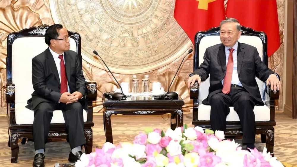 Tổng Bí thư, Chủ tịch nước Tô Lâm tiếp đồng chí Khamphan Phommathat, Phó Thủ tướng, Bộ trưởng Bộ Tư pháp Lào. Ảnh: VIẾT CHUNG