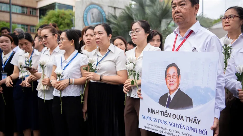 Hàng trăm nhà giáo, sinh viên, y bác sĩ tiễn đưa GS-TS-BS Nguyễn Đình Hối