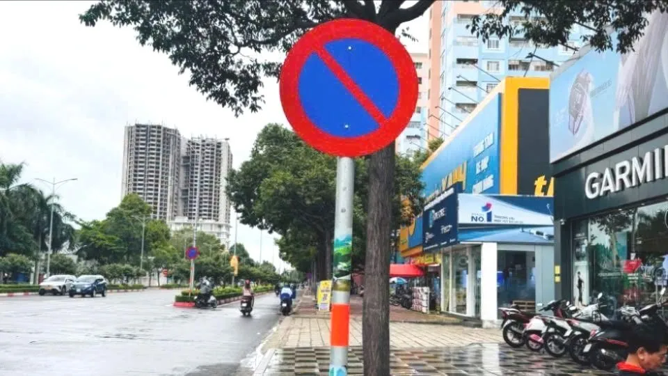 Biển báo cấm đậu xe tại khu vực Vũng Tàu