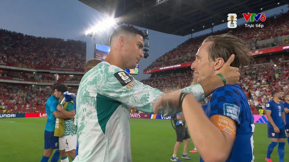 Ronaldo động viên Luka Modric sau trận đấu giữa Bồ Đào Nha và Croatia (ẢNH CHỤP MÀN HÌNH VTV)