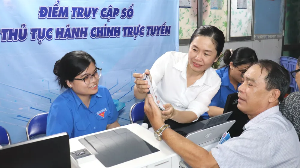 Người dân được hướng dẫn cài đặt và sử dụng các ứng dụng trên điện thoại di động