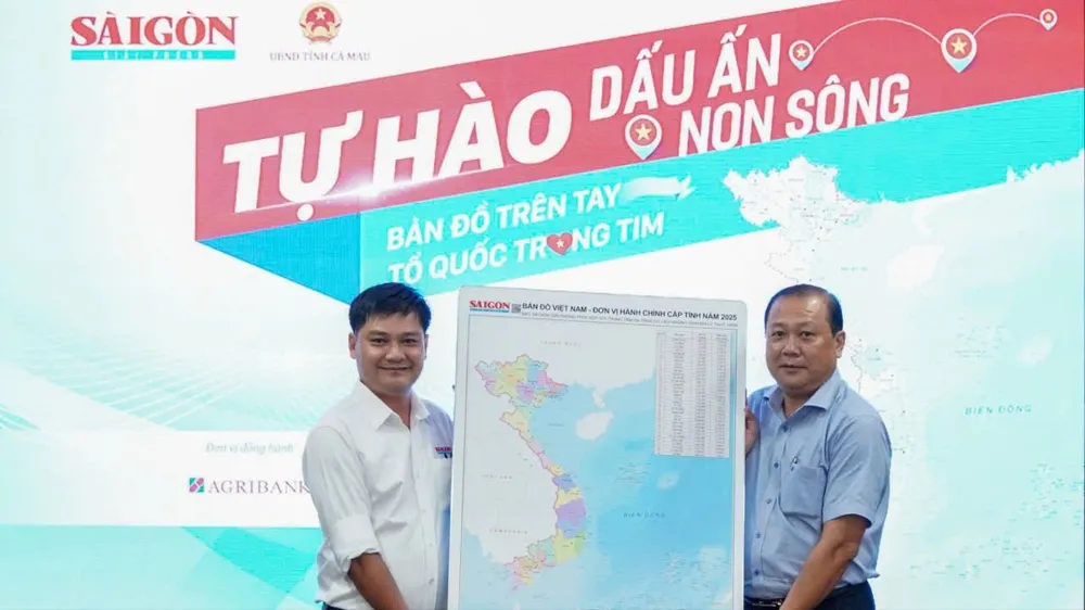Báo Sài Gòn Giải Phóng trao tặng bản đồ Việt Nam tại Cà Mau