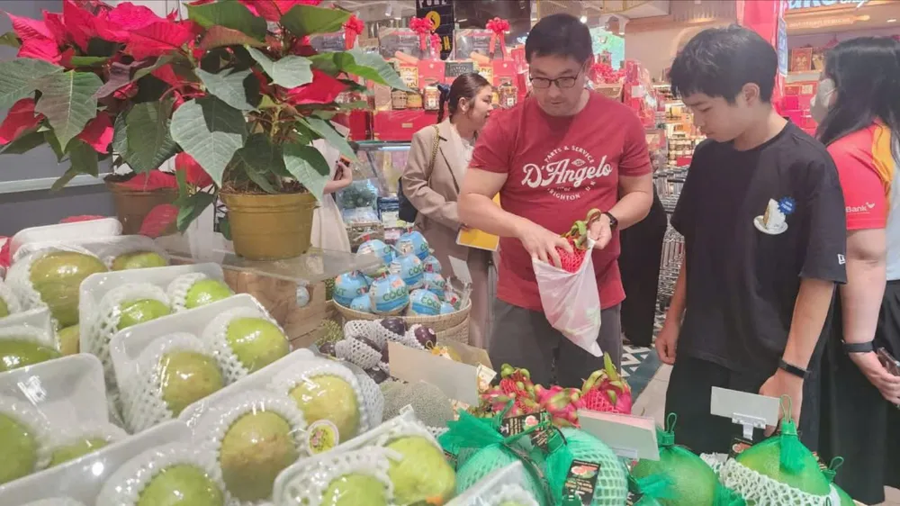 Người dân mua trái cây nhập khẩu tại một siêu thị ở TPHCM