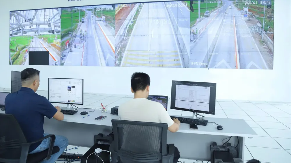 Trung tâm điều hành tuyến đường cao tốc Hàm Nghi - Vũng Áng. Ảnh: HỒNG KHANH.