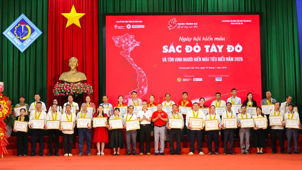 Ngày hội diễn ra tại Đại học Cần Thơ, tôn vinh và khen thưởng cá nhân, hộ gia đình có thành tích xuất sắc trong phong trào hiến máu