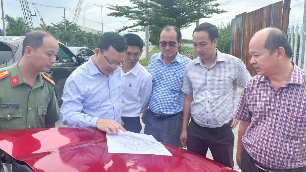 Đồng chí Dương Ngọc Châu, Bí thư Đảng ủy, Chủ tịch HĐND phường Tân Phước, dẫn đầu đoàn công tác khảo sát thực tế. Ảnh: THÀNH HUY