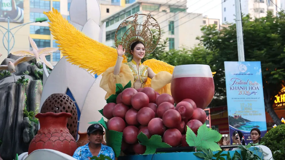 Carnival đường phố khuấy động đêm Festival Biển Khánh Hòa 2026