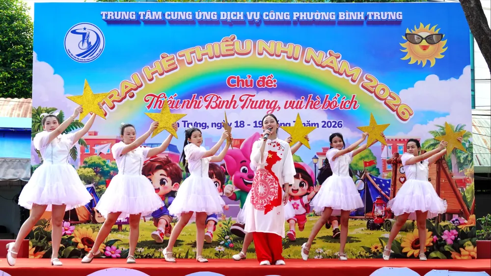 Tiết mục văn nghệ tại lễ khai mạc trại hè. Ảnh: THÚY BÌNH