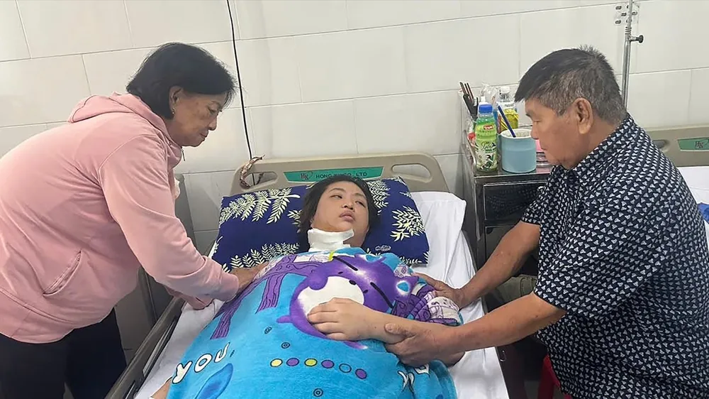Gánh hàng rong của mẹ không đủ giúp con qua cơn hiểm nghèo 