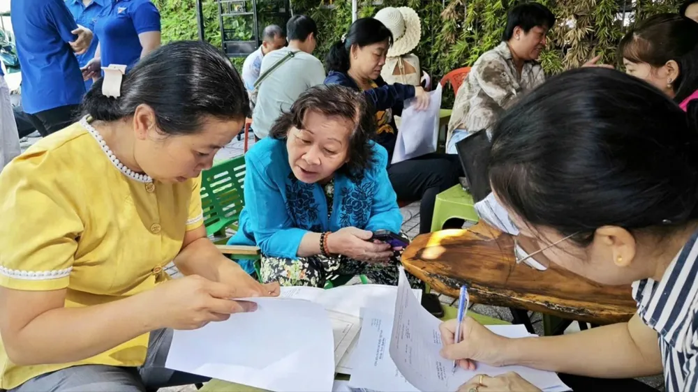 Công sở mở cửa theo nhu cầu người dân